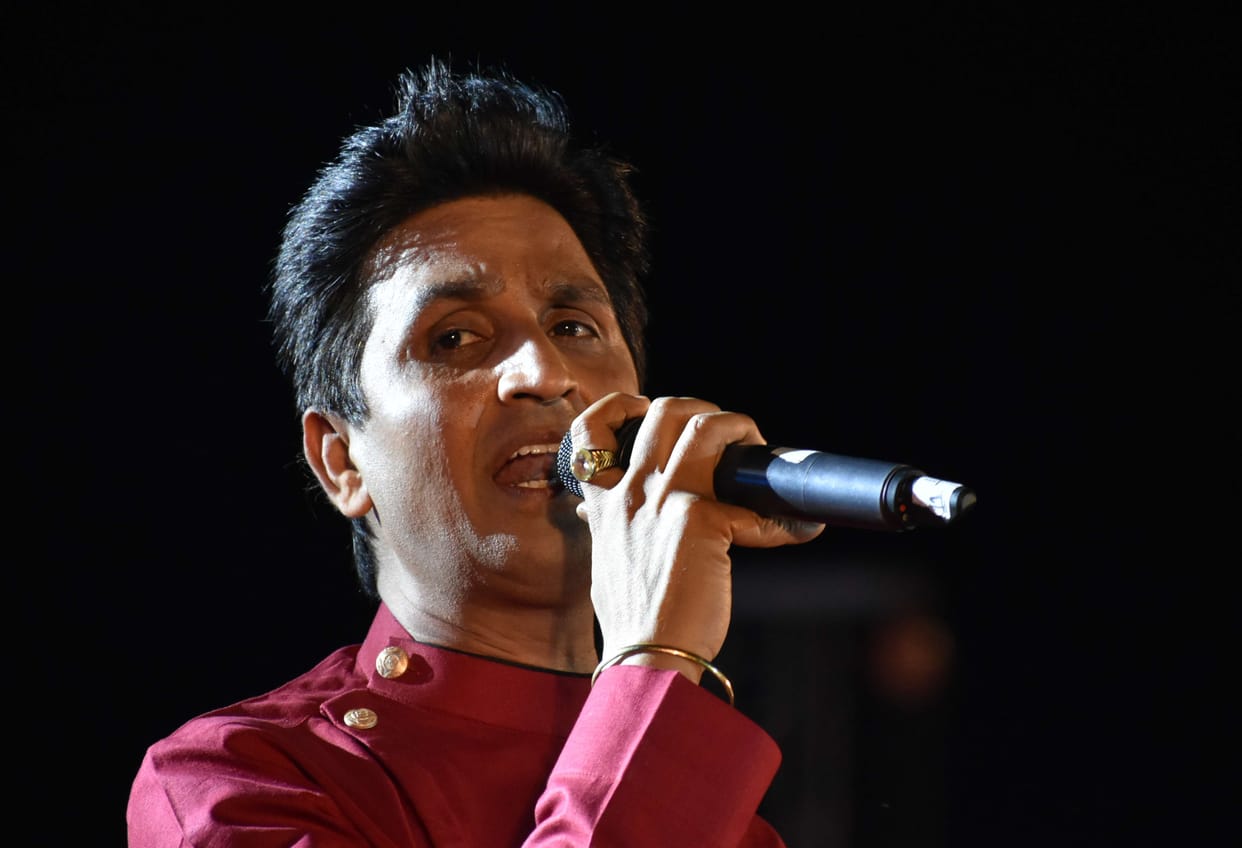 Prayagraj: Kumar Vishwas tied up with poems