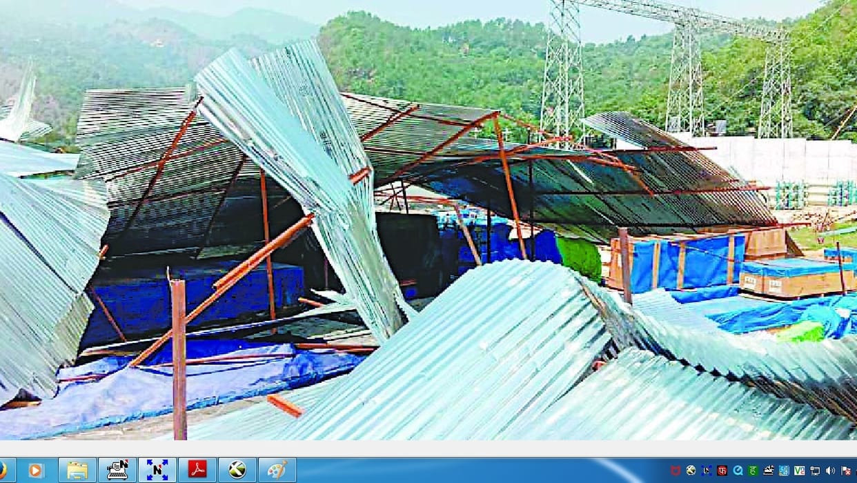 aandhee ne udaaya paavar grid kee kampanee ka tin shed