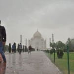 बारिश में ताजमहल का नजारा