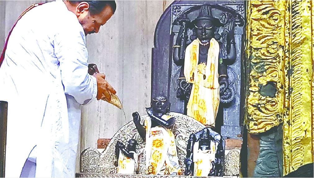 ठाकुर द्वारिकाधीश का यमुना जल से ज्येष्ठाभिषेक किया