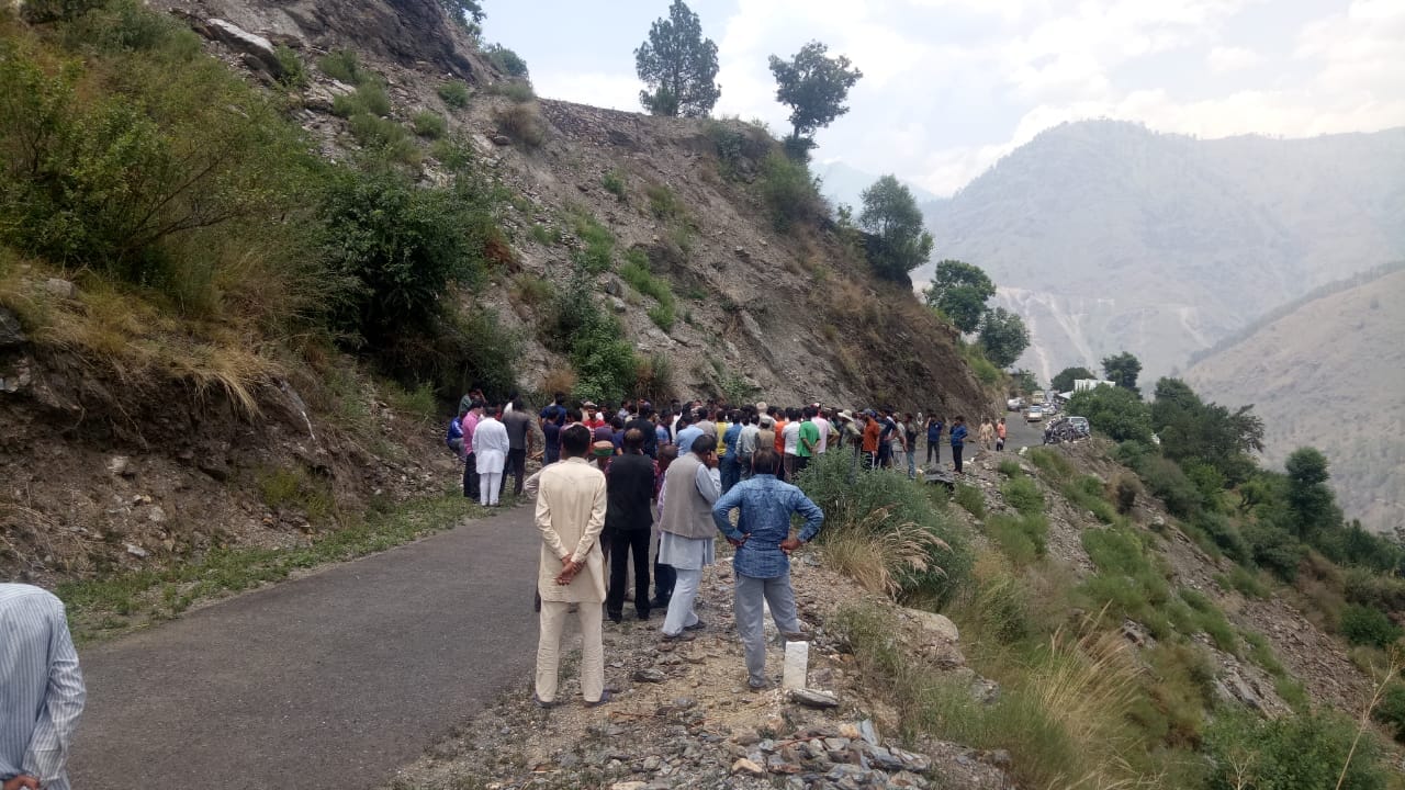 cisf inspector car fell into gorge at tiuni chakrata dehradun photos
