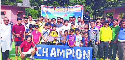 बैडमिंटन प्रतियोगिता की विजेता टीम मुख्य अतिथि के साथ।