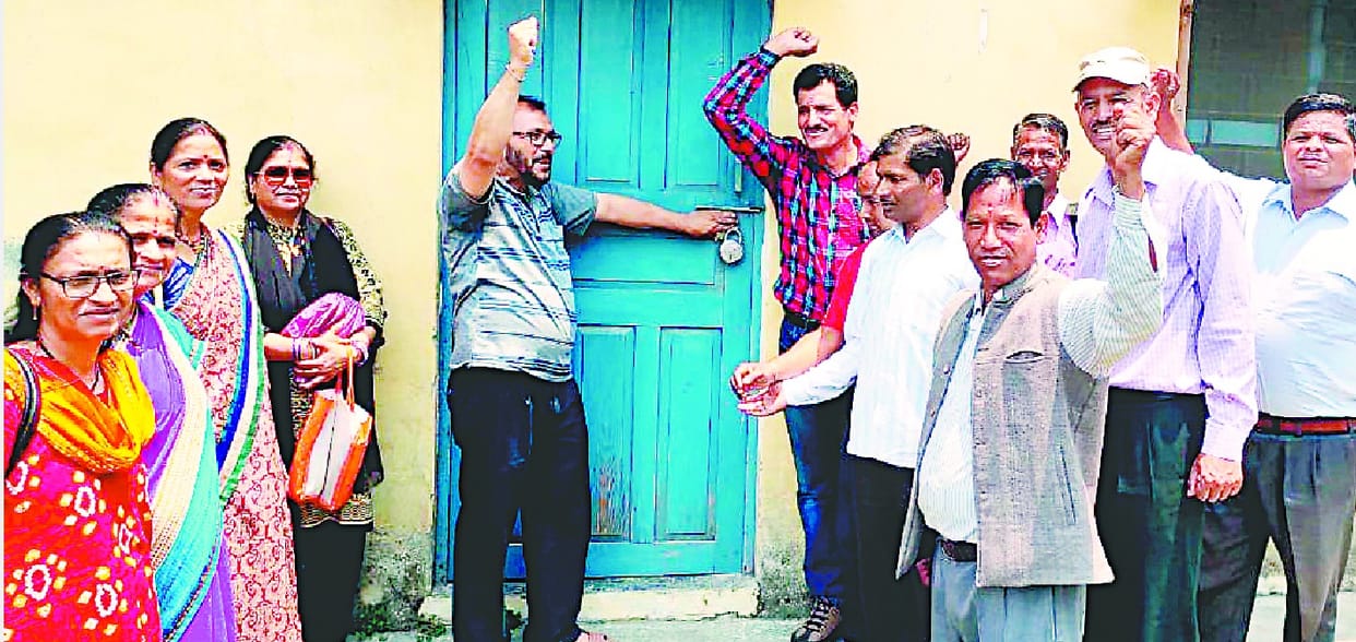 shikshakon ne khand shiksha kaaryaalay mein kee taalaabandee