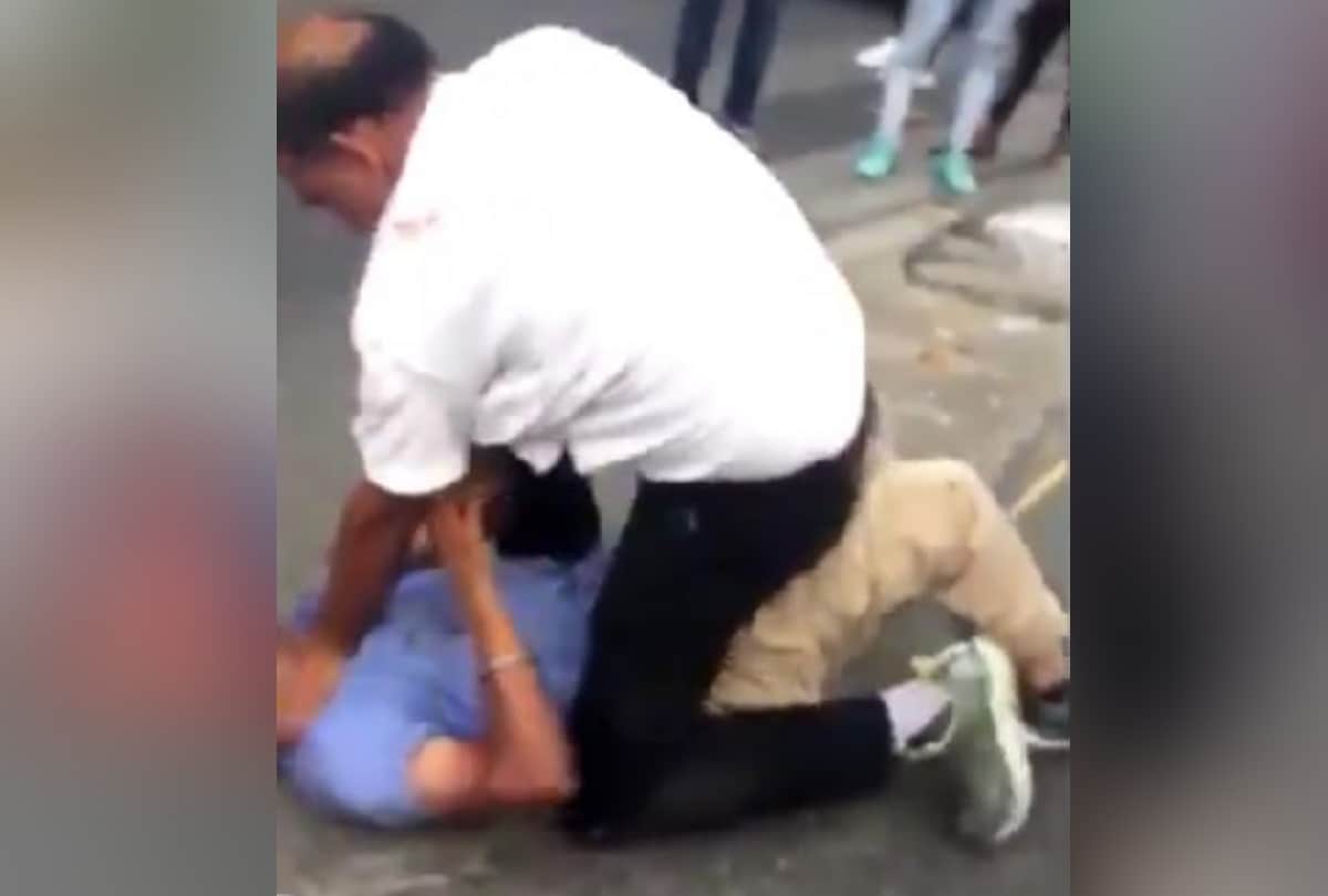 Delhi Auto driver swings sword asi cops beat him minor son brutally 3 suspend kejriwal meet driver