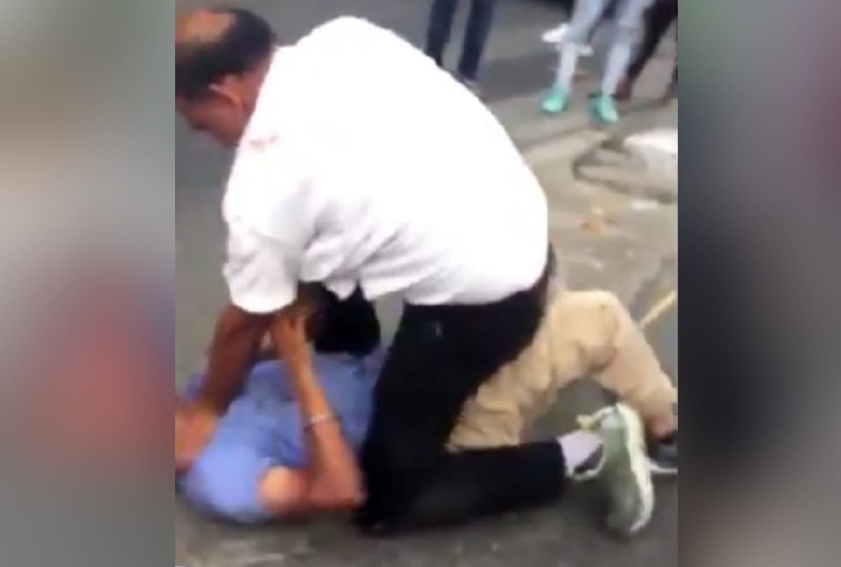 Delhi Auto driver swings sword asi cops beat him minor son brutally 3 suspend kejriwal meet driver