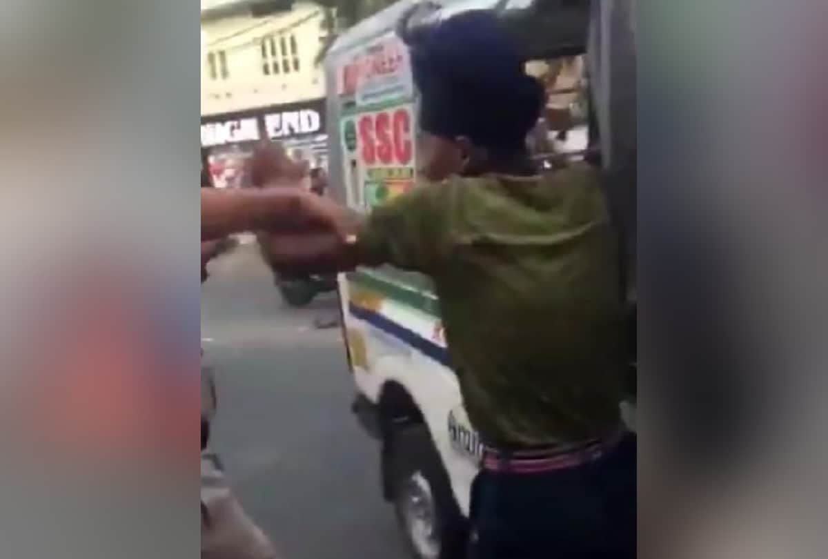 Delhi Auto driver swings sword asi cops beat him minor son brutally 3 suspend kejriwal meet driver