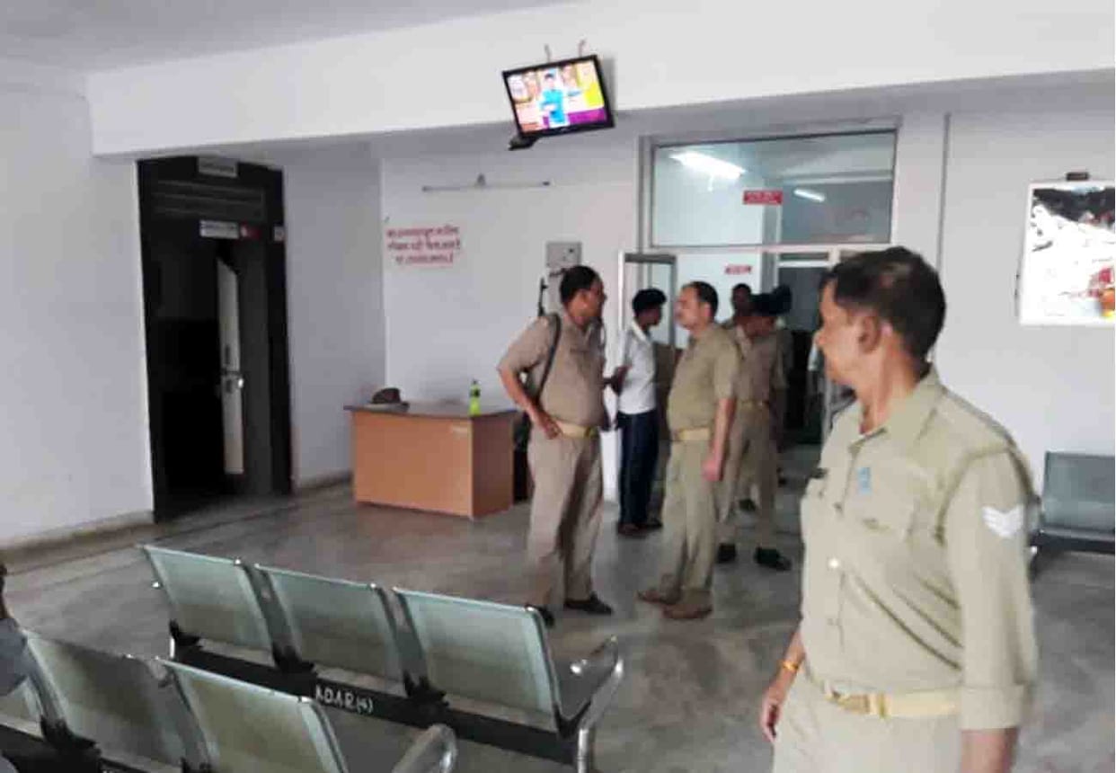 beating between doctors Hospital staff and people after woman's death in farrukhabad