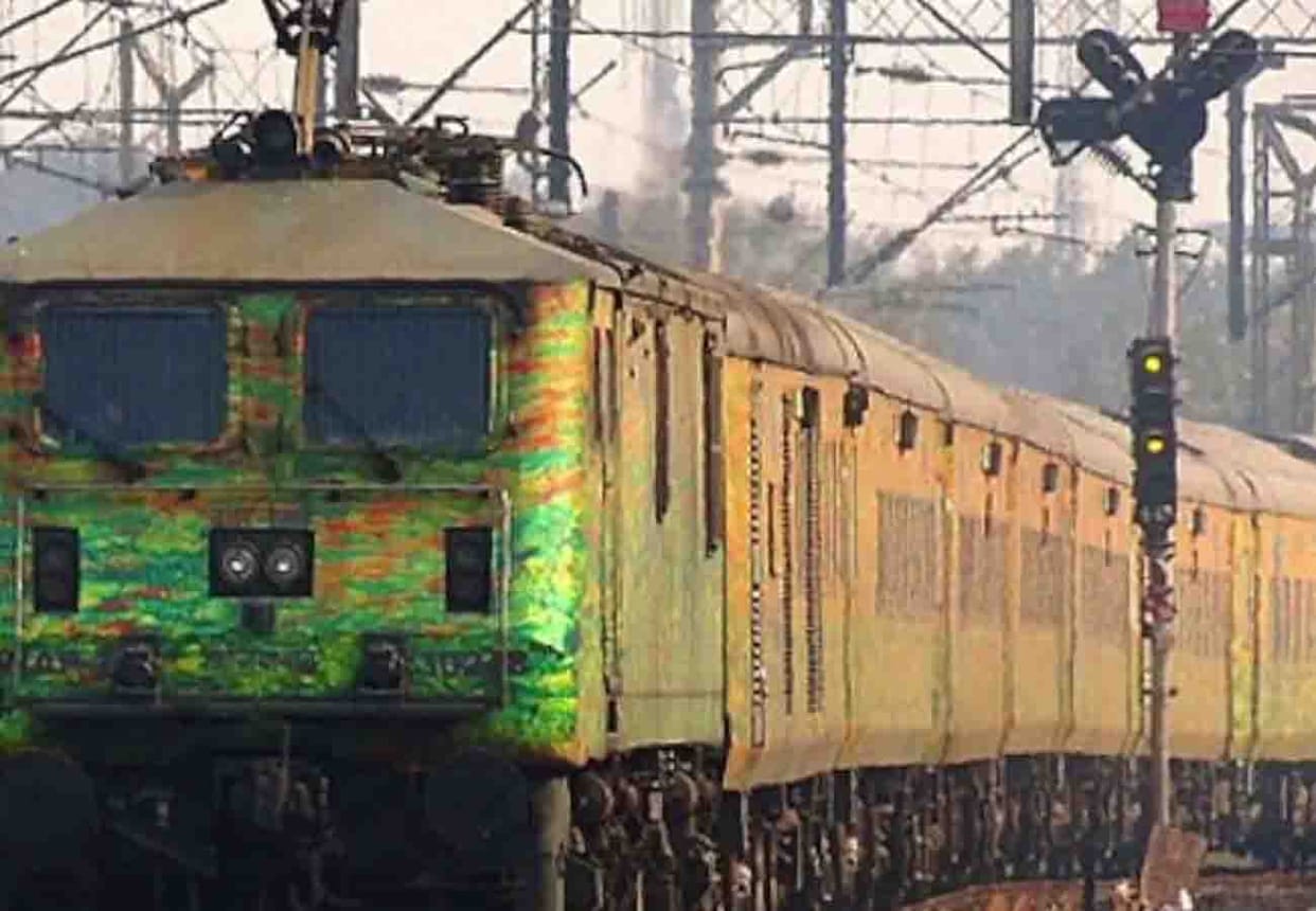 duronto express stayed one hours at rasulabad railway station in fatehpur