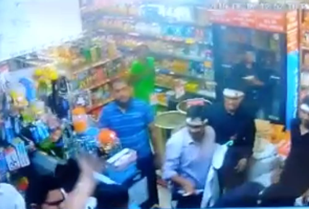 Resident doctors manhandling with a shopkeeper in Lucknow.