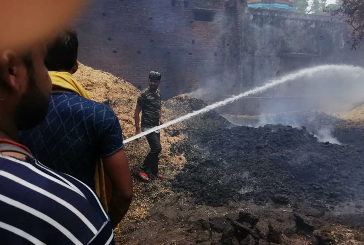 Massive Fire in Village Banjara Loss of millions Latest News In Hindi