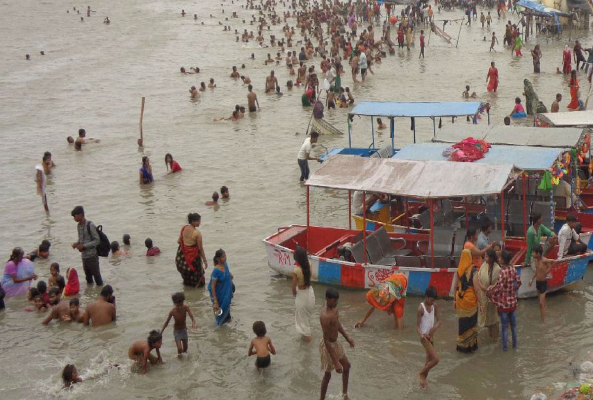 Jyeshtha Purnima 2019 devotees takes holy bath in ganga river