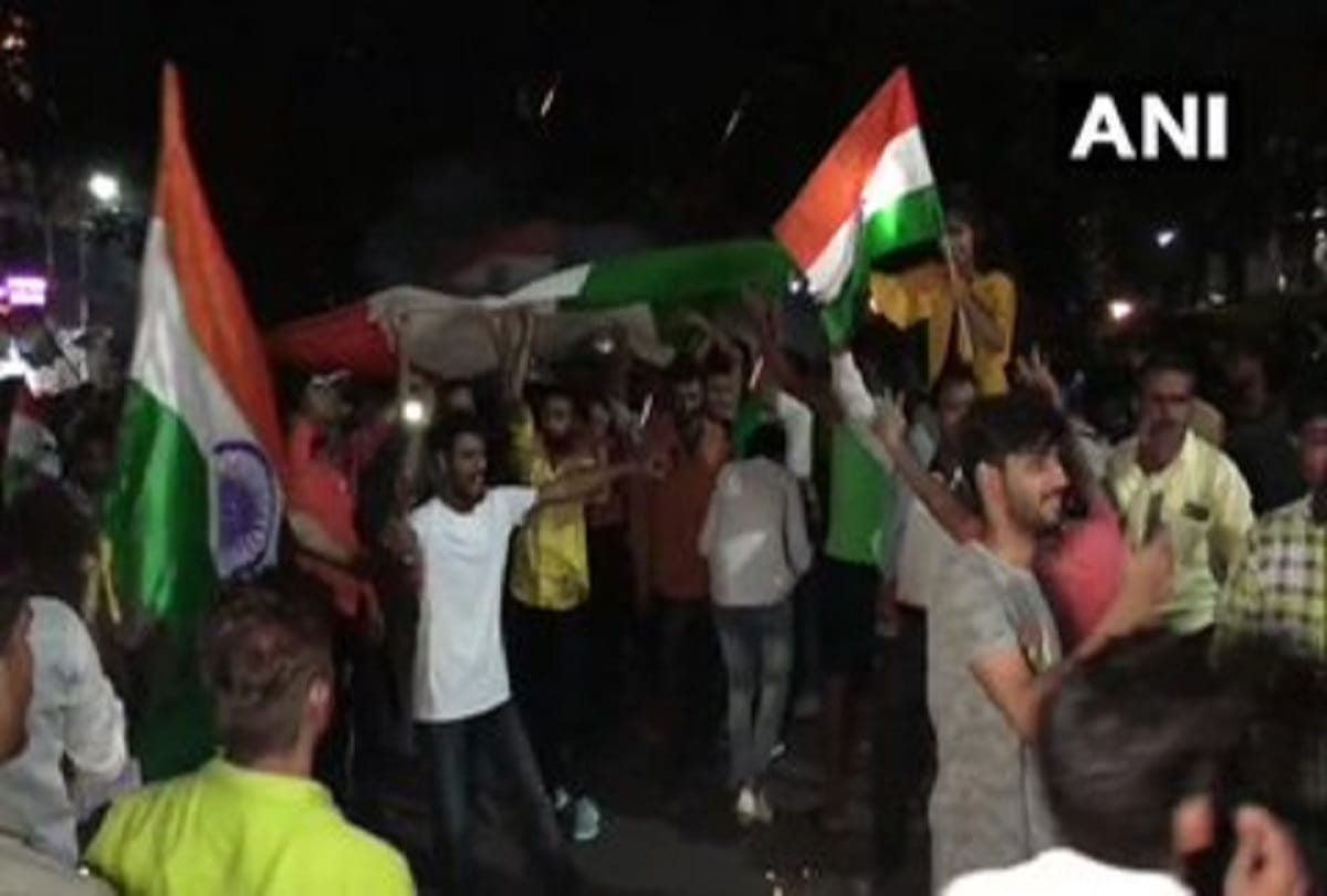India defeated pakistan in world cup and cricket fans celebrated all over the world with crackers