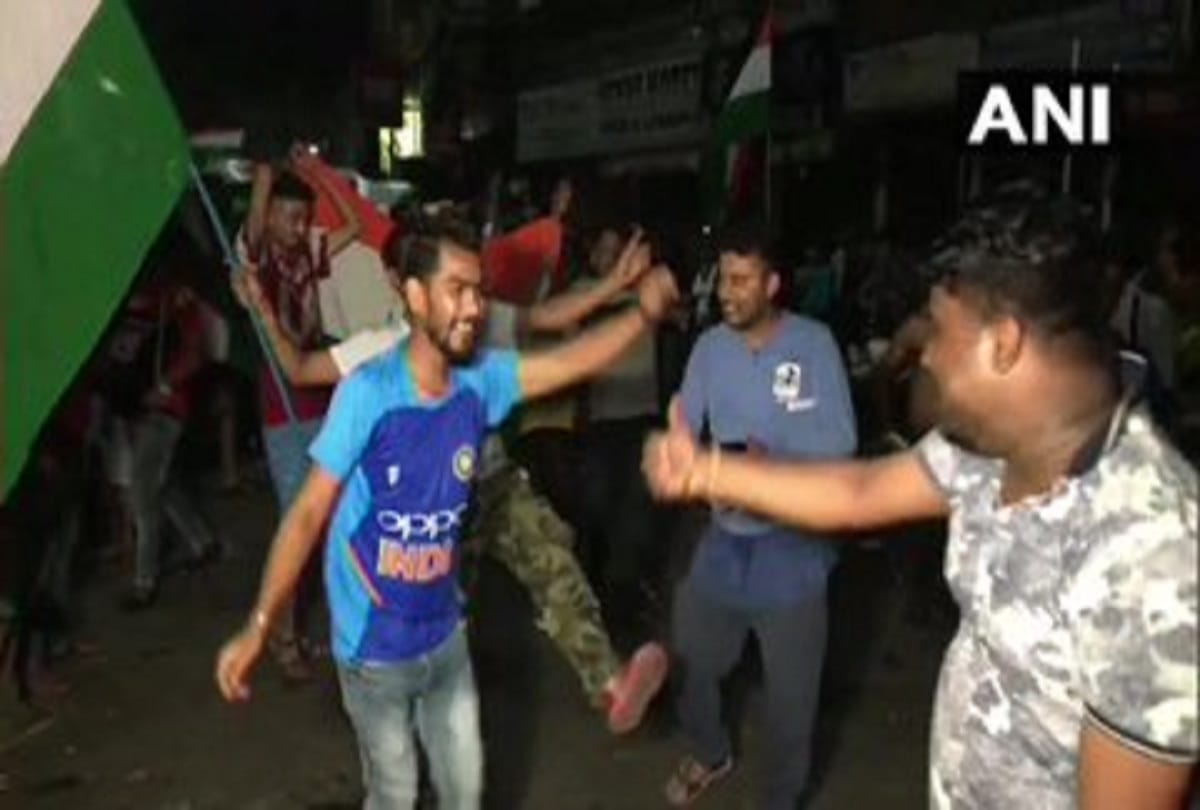 India defeated pakistan in world cup and cricket fans celebrated all over the world with crackers