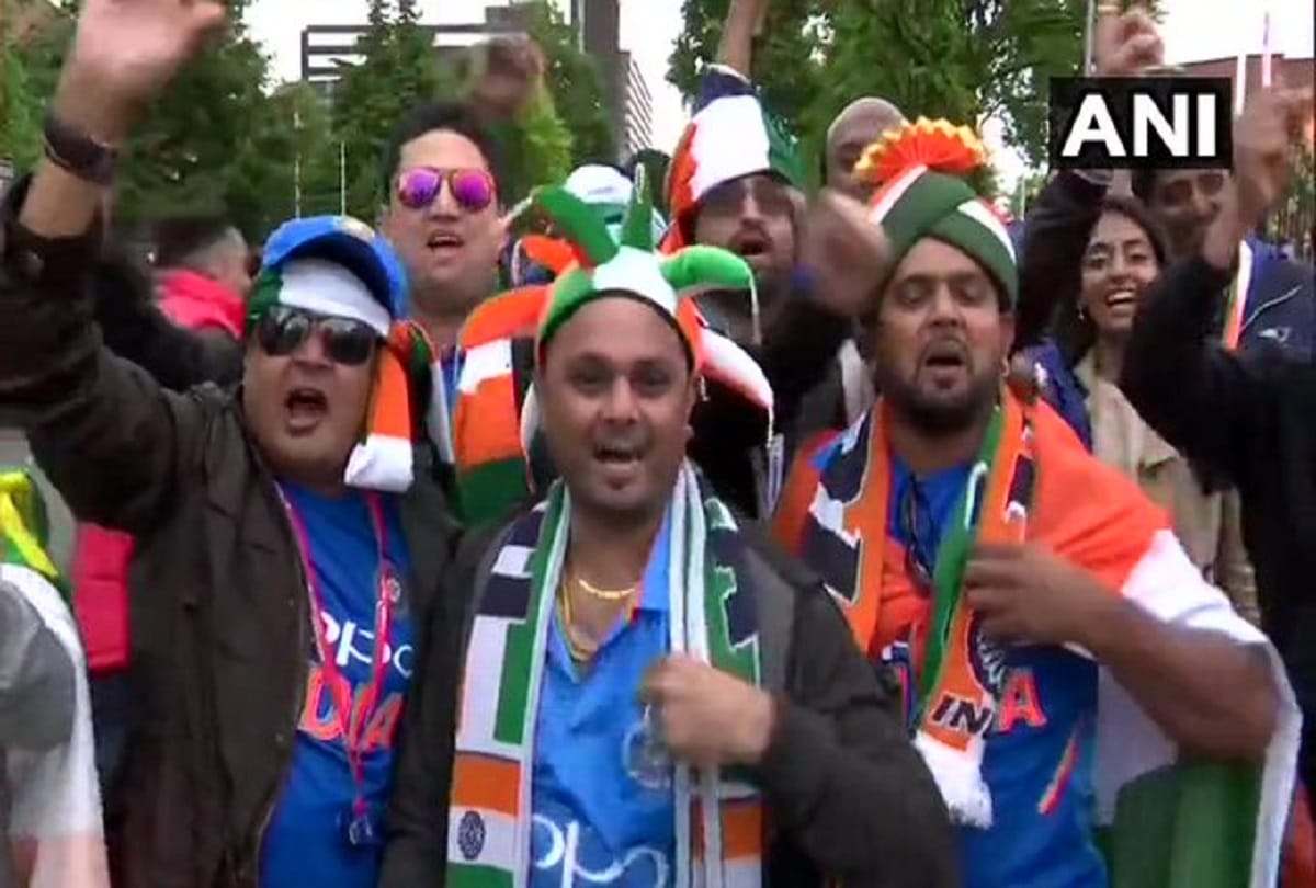 India defeated pakistan in world cup and cricket fans celebrated all over the world with crackers