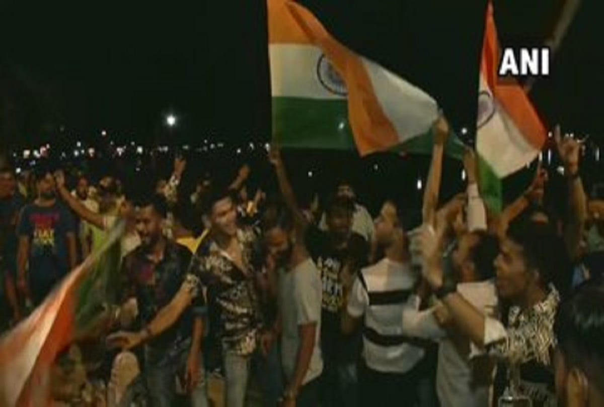 India defeated pakistan in world cup and cricket fans celebrated all over the world with crackers