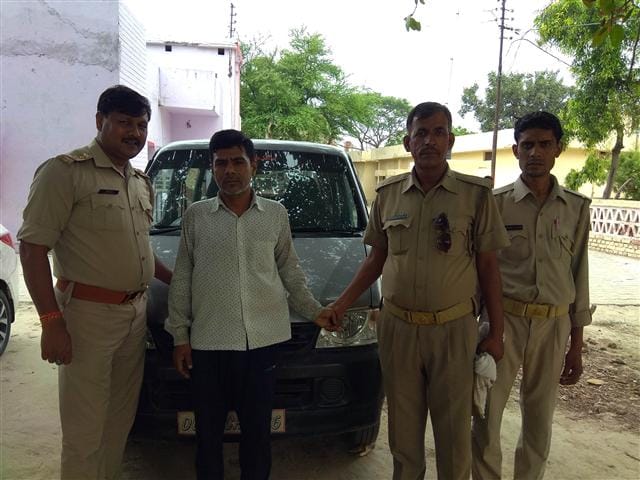 Dacoits going to sell stolen car from Delhi