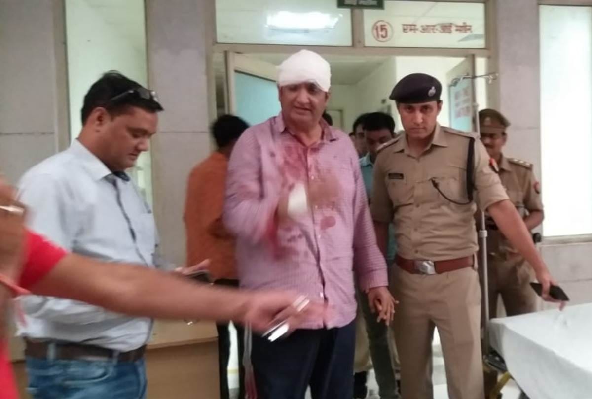 ips officer included three met an accident on agra lucknow expressway