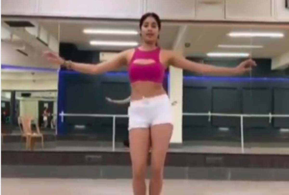 janhvi kapoor belly dance video viral