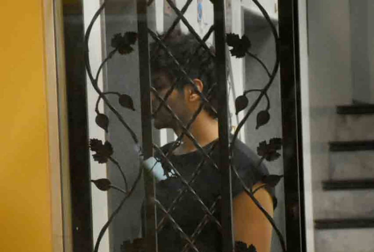 kartik aaryan spot outside sara ali khan house here look pictures