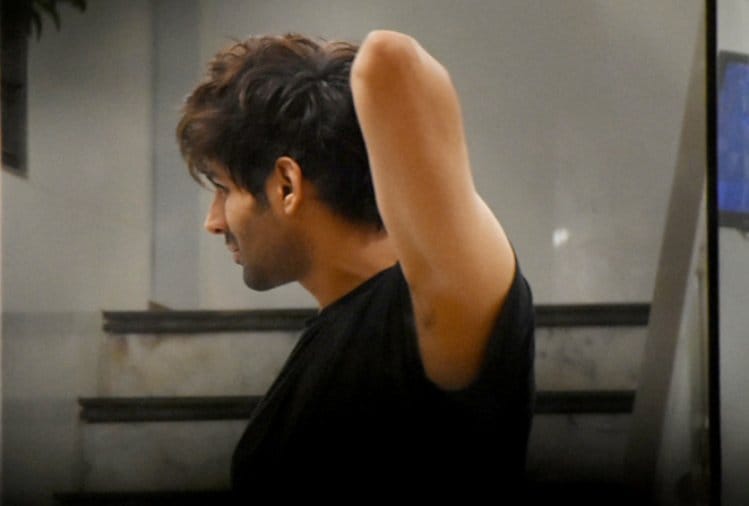 kartik aaryan spot outside sara ali khan house here look pictures