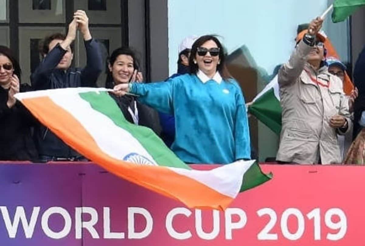 nita ambani with son akash ambani cheer to team india