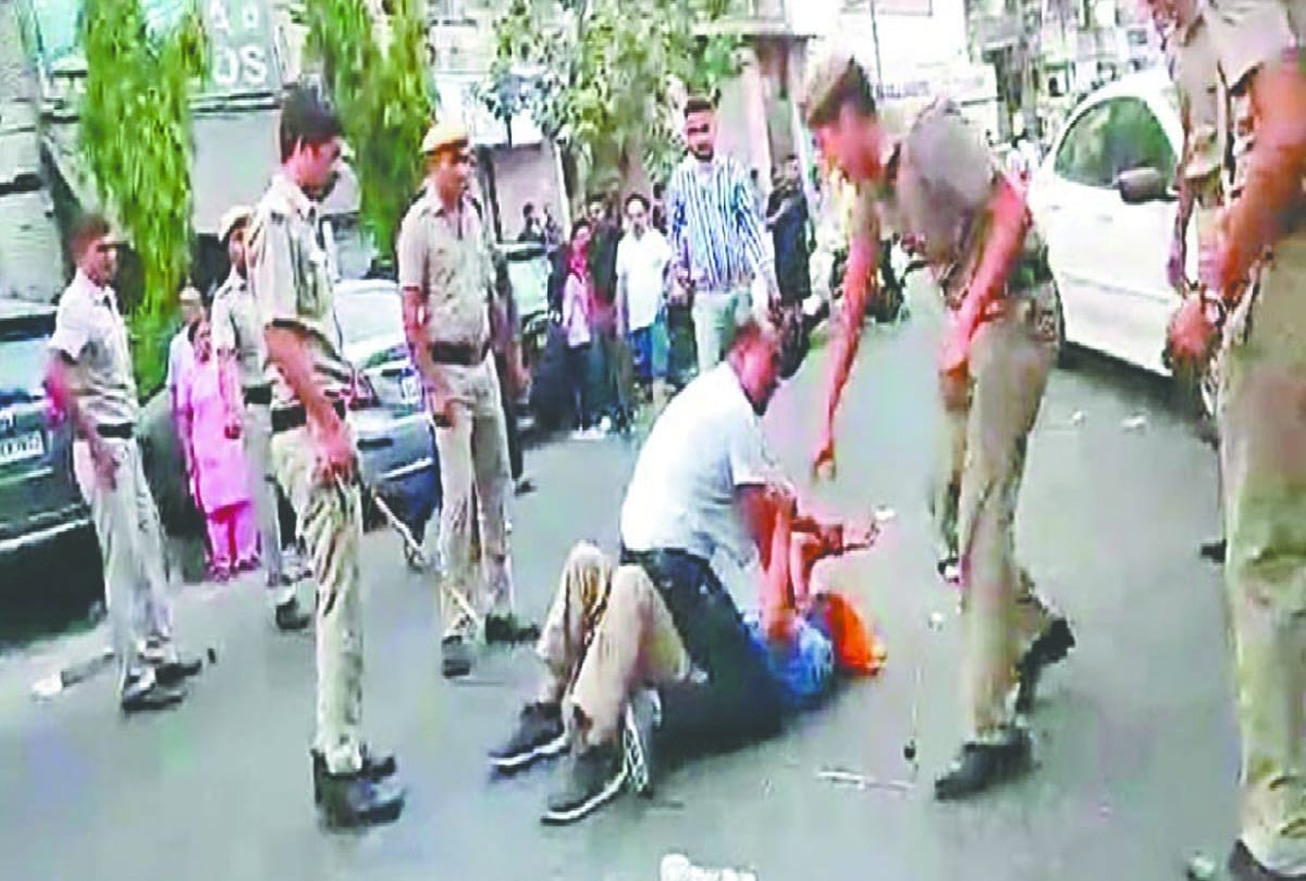 mukherji nagar auto driver son father duo beaten police send report to home ministry