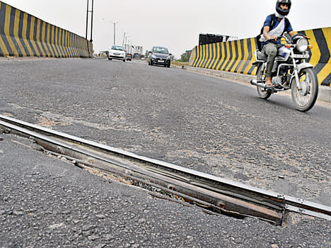 Bigger crack in the railway overbridge slab
