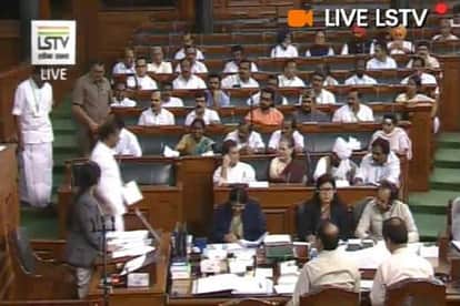 लोकसभा में मौजूद राहुल गांधी, साथ में सोनिया गांधी