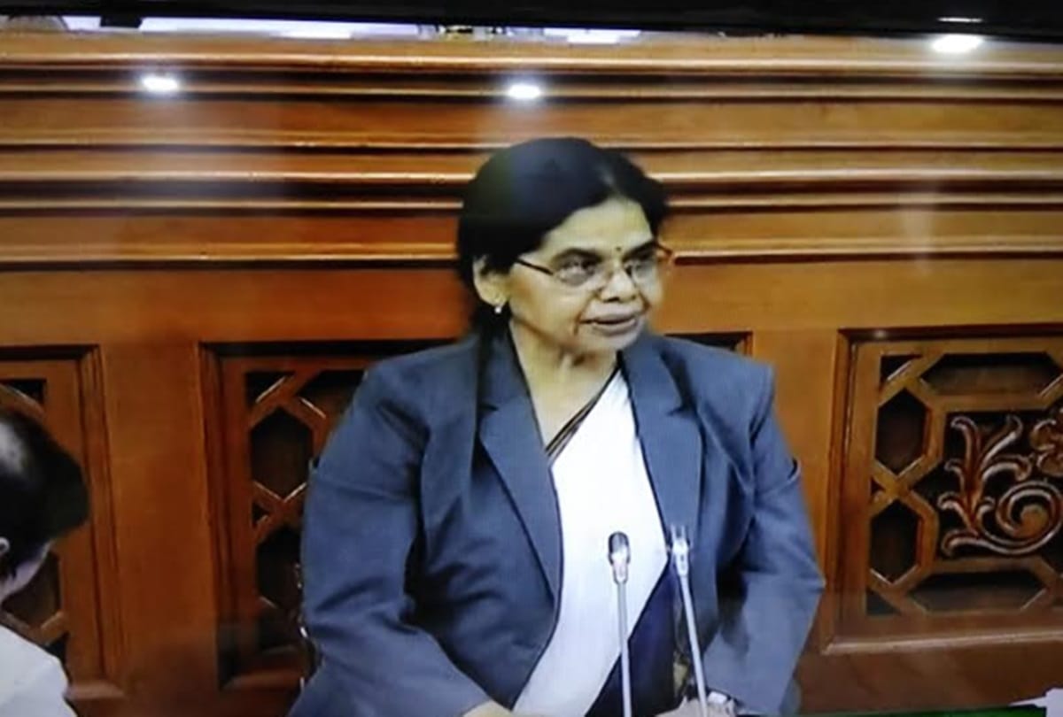 Snehlata Shrivastava General Secretary of  Lok Sabha speak name of Members of Parliament for oath