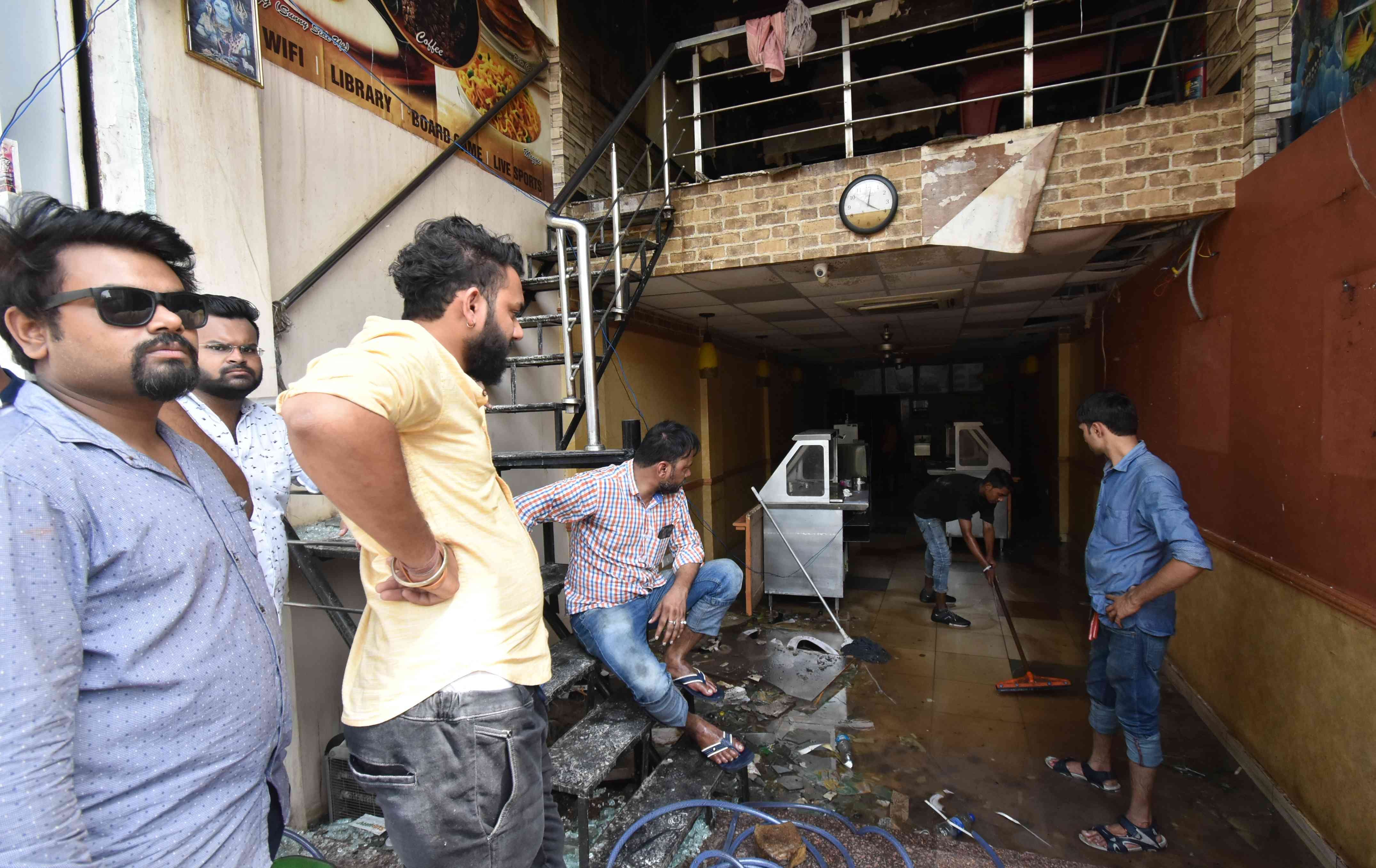 In the Prayagraj, the fierce fire in the restaurant was burnt to ashes
