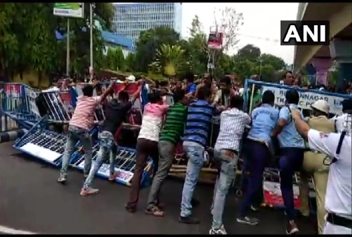 Teachers protest at Bikash Bhavan Kolkata demanding higher wages among other demands
