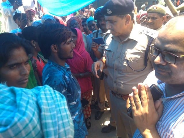 The villagers carried out the dead body on the road