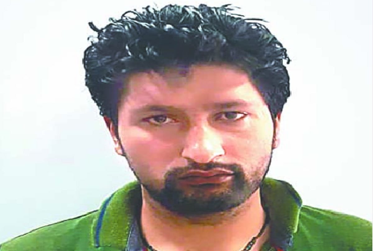 Smuggler arrested with 30 pistols in delhi