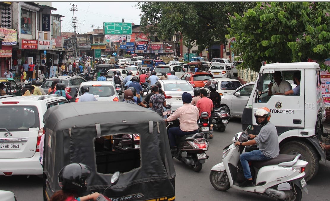 Heavy Traffic jam on dehradun all roads public face problem 