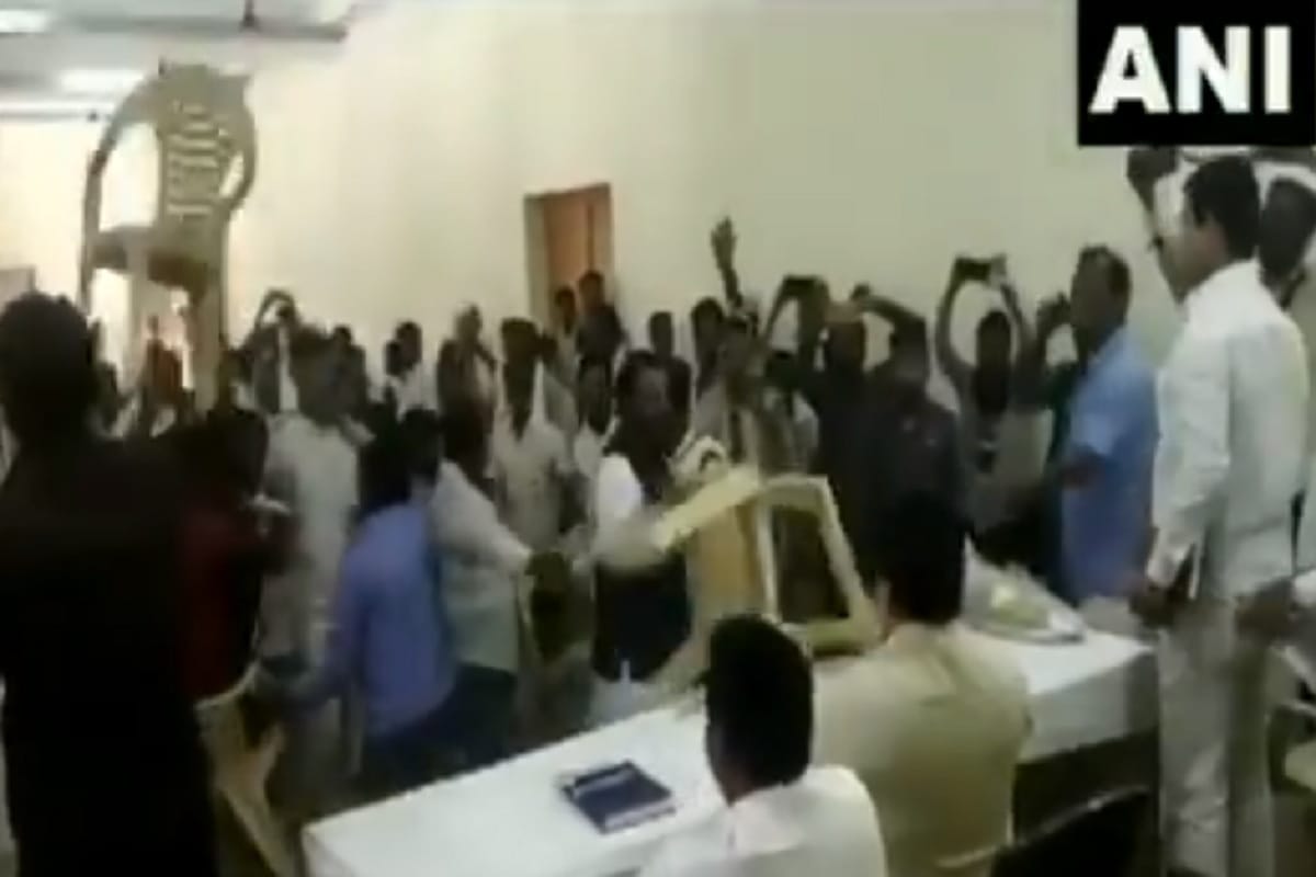 A ruckus broke during a review meeting of Bahujan Samaj Party in Amravati, watch video