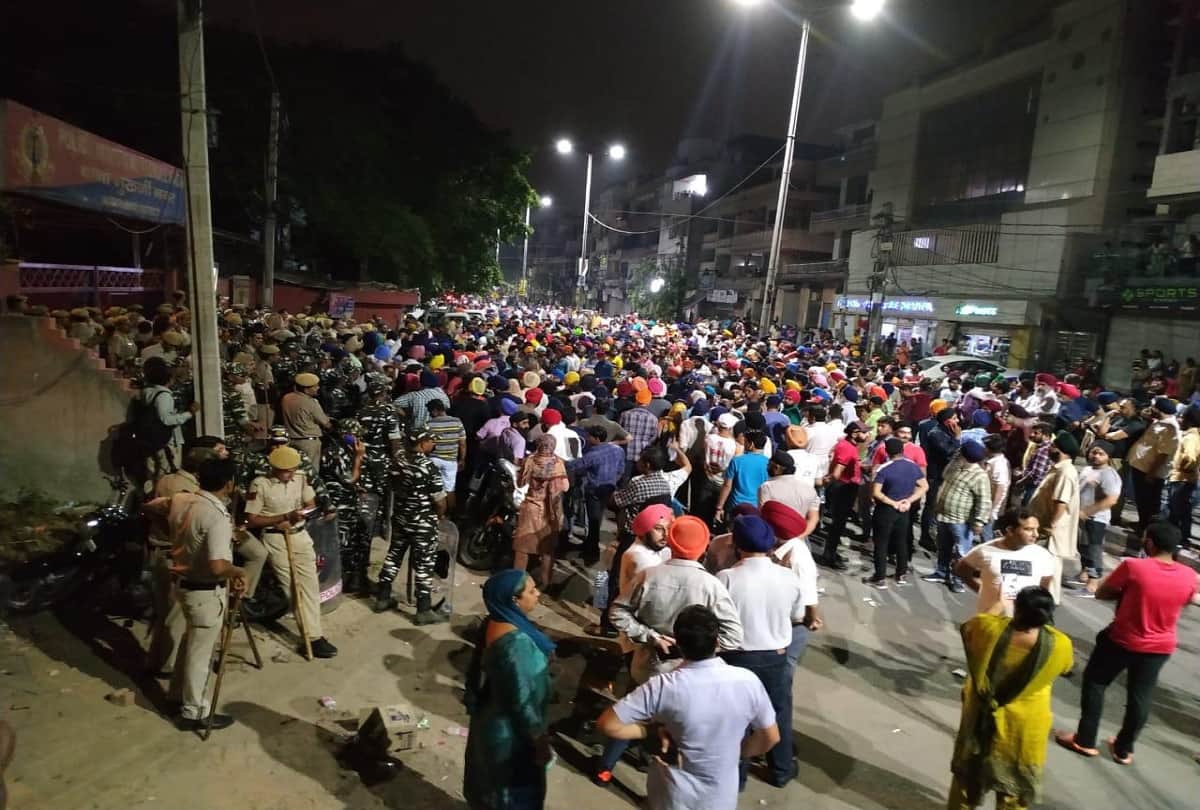 mukherjee nagar case tense atmosphere after Auto driver and his son brutally beating by delhi police