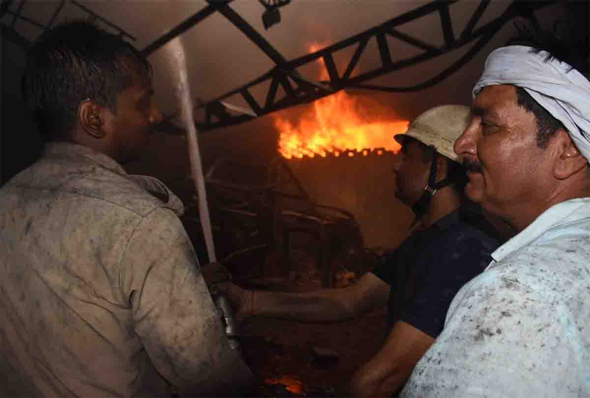 fire caught in factory at dada nagar industrial area Kanpur