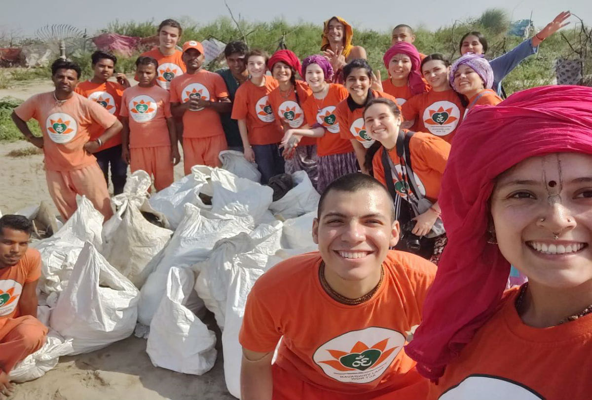 foreign devotees held cleanliness campaign in vrindavan