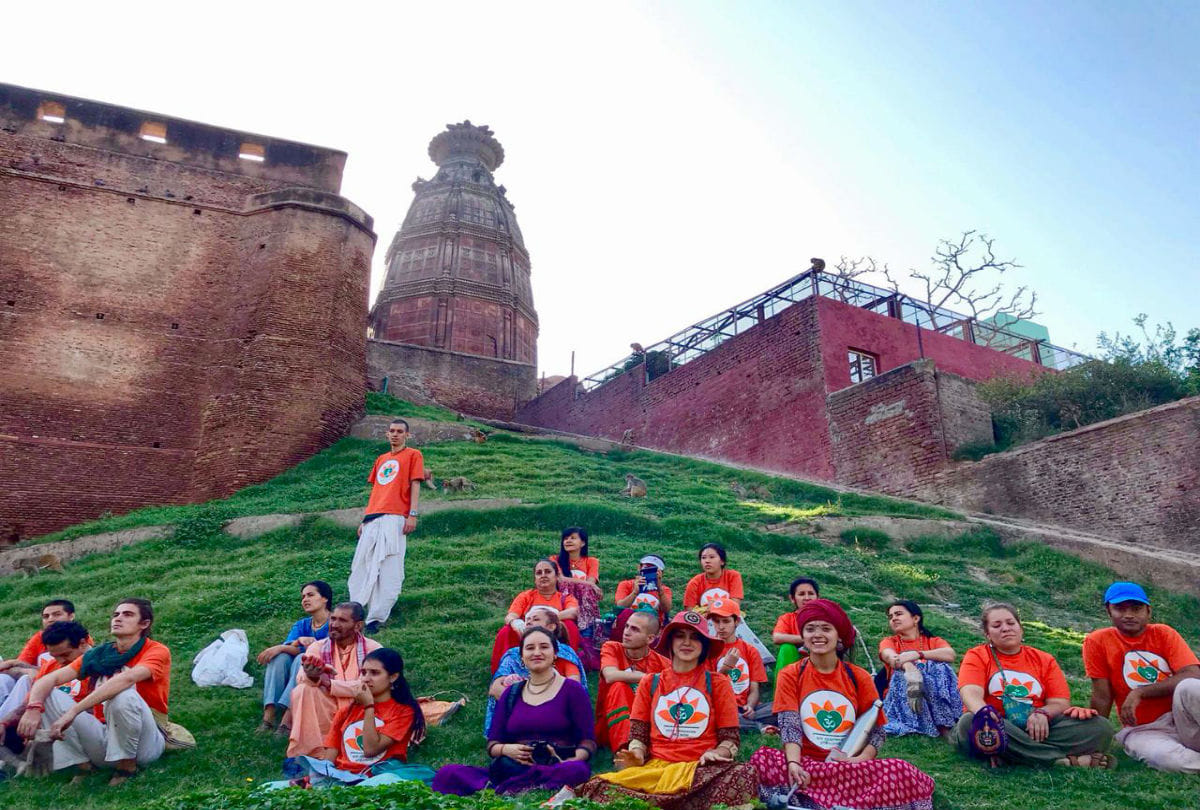 foreign devotees held cleanliness campaign in vrindavan