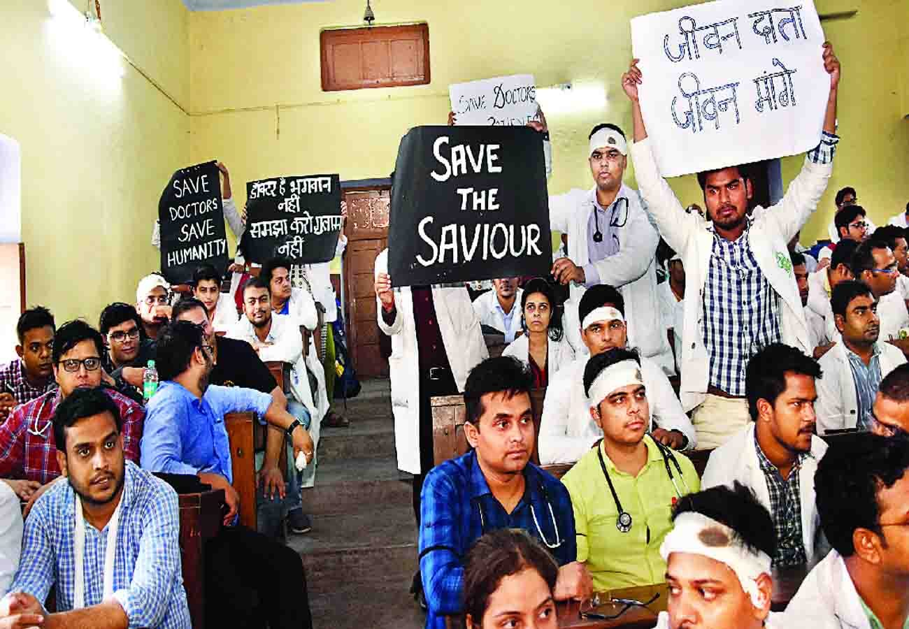 doctors on strike after bengal incident and rucks in kanpur, photos