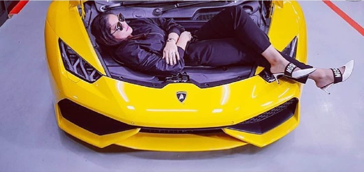 bangalore husband gifted Lamborghini Huracan supercar to his doctor wife in india