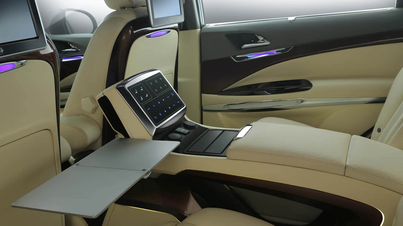 mahindra launched Mahindra Marazzo DC designs luxury edition SUPERIOR than 1.5 Cr Audi A8