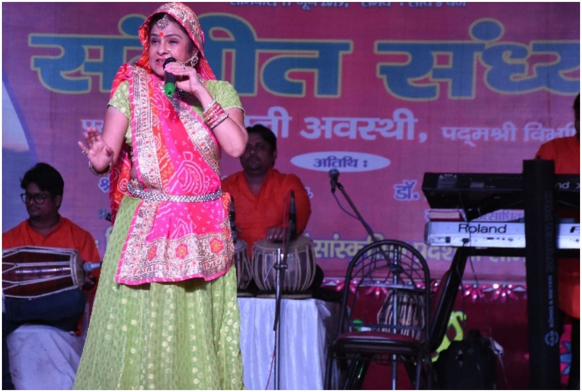 Singer Malini Awasthi sing song in Moradabad