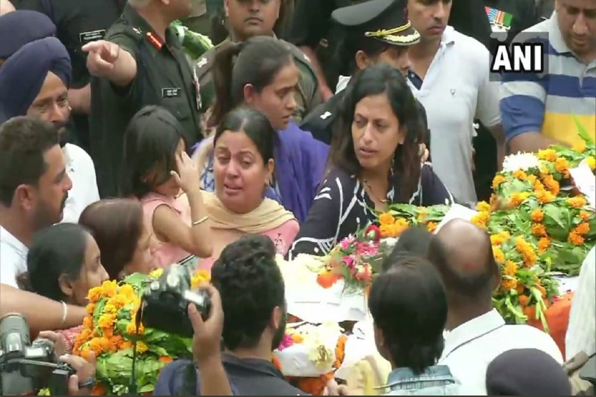 Army Major ketan sharma Martyred last ride, five year daughter and wife salute him in Meerut