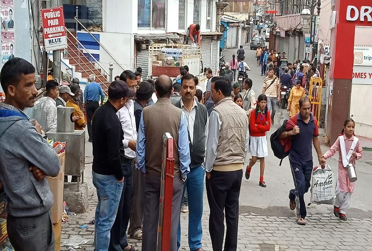 Drunken tourists Ruckus on the Mussoorie Road barrier in Dehradun