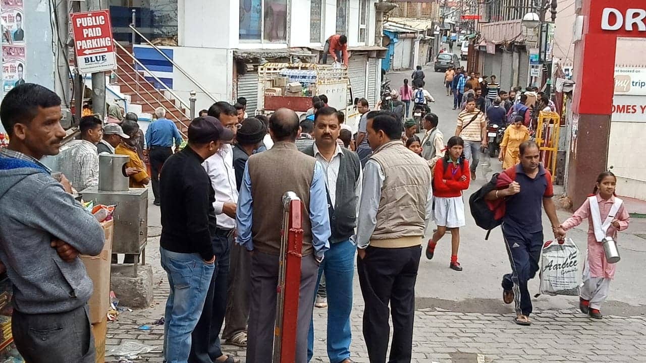 Drunken tourists Ruckus on the Mussoorie mall Road barrier Municipality Association on strike