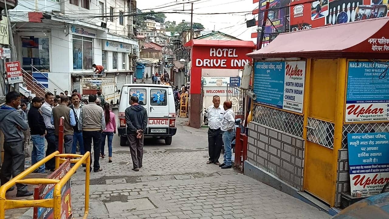 Drunken tourists Ruckus on the Mussoorie mall Road barrier Municipality Association on strike