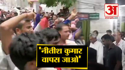 Protest against nitish kumar after he reached in muzaffarpur, 128 children due to encephalitis