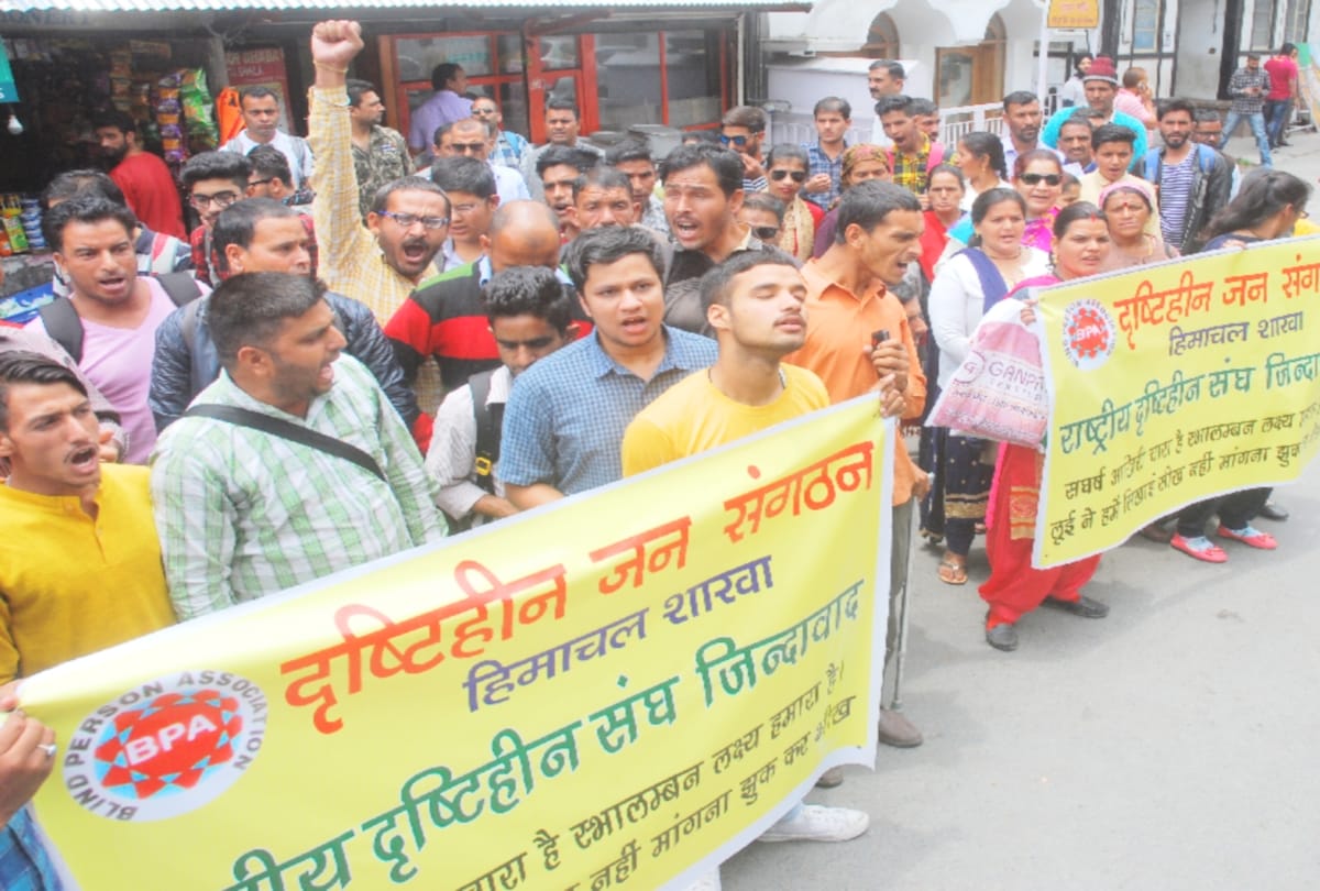 Clashes between the Visually impaired organization and the police at Secretariat shimla