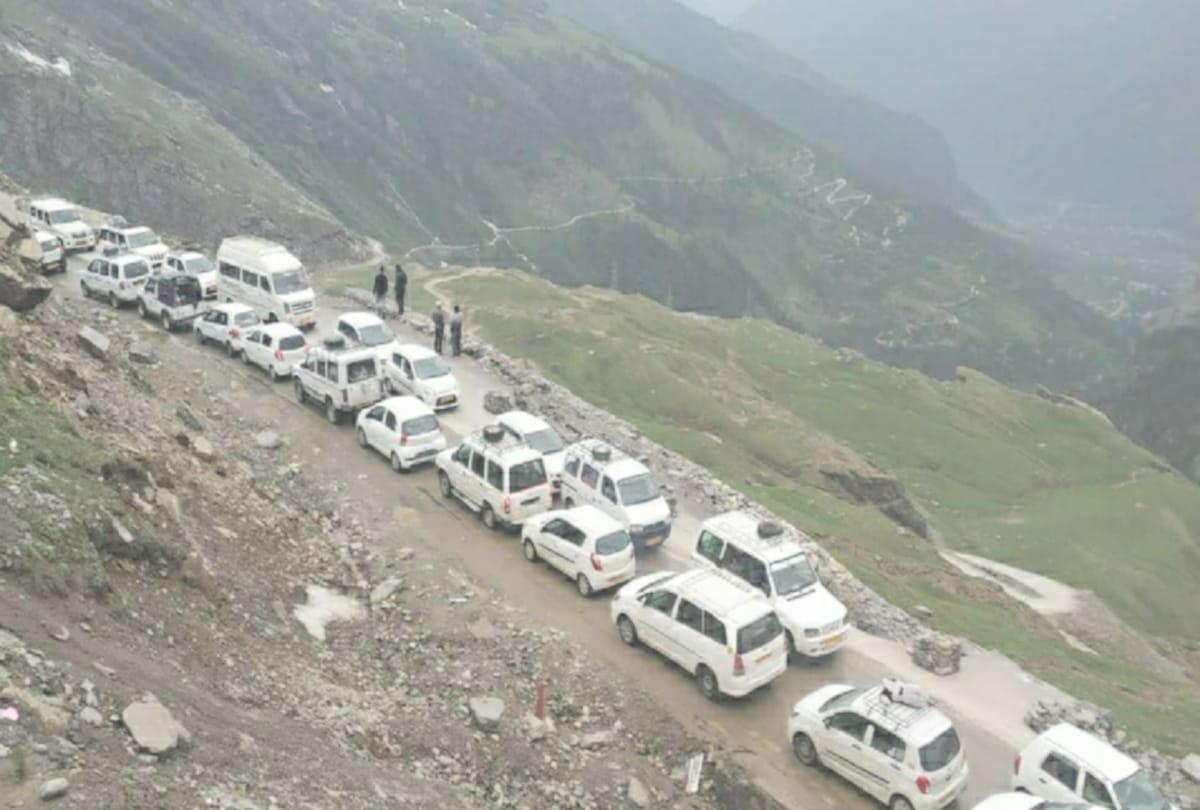 Hundreds of tourists stuck for many hours on Manali Leh route
